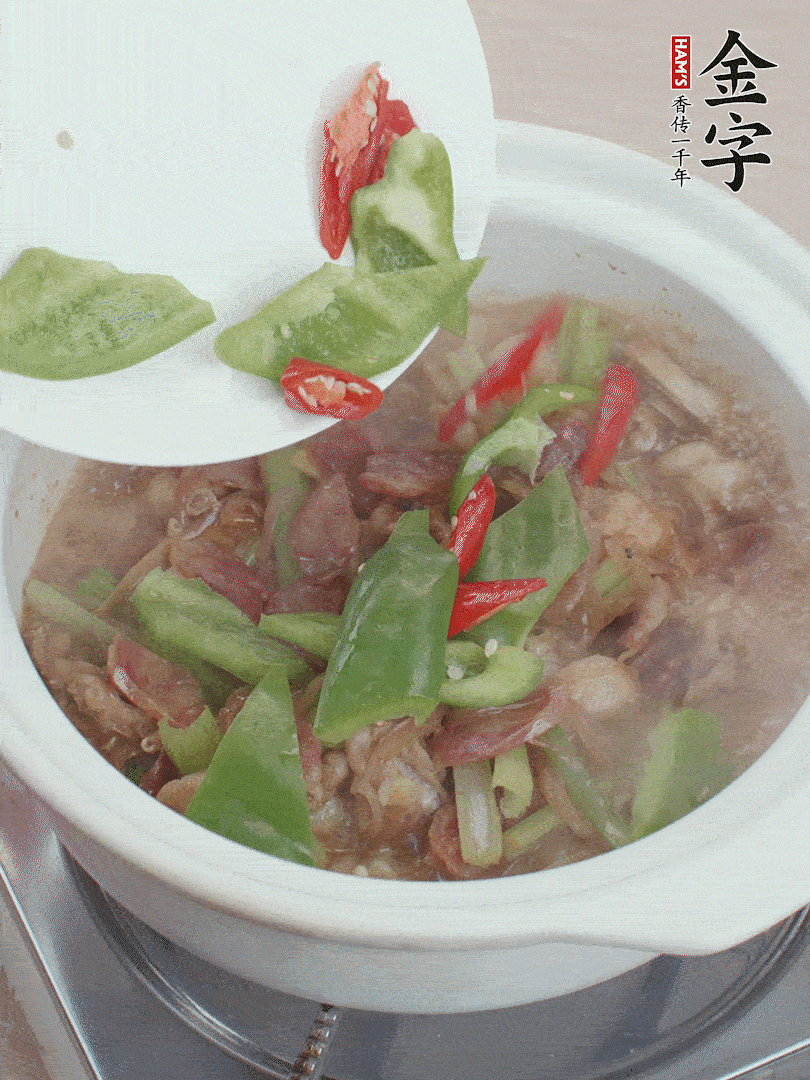 下綠菜椒，翻炒1分鐘。