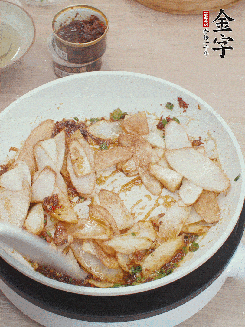 下山藥炒勻，撒蔥花。