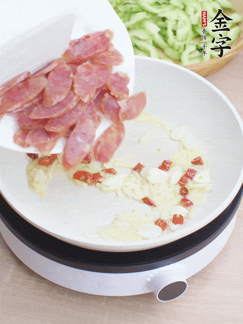 油5成熱時(shí)，姜、蒜、辣椒爆香。