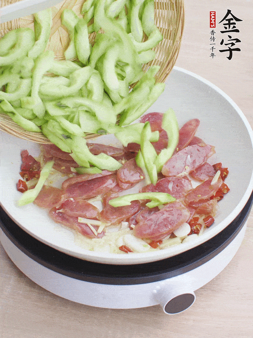 下香腸煸出油脂，放黃瓜翻炒。