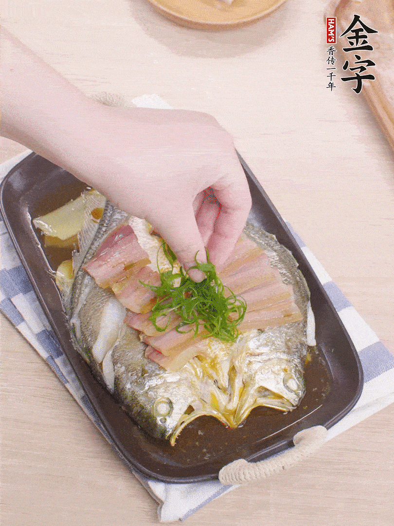 取出姜蔥，淋2勺蒸魚豉油，擺蔥絲。