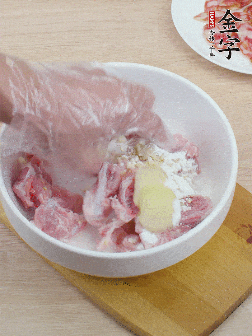 洗凈的小排，加鹽、姜、蒜末、淀粉、胡椒粉抓勻，腌制15分鐘。