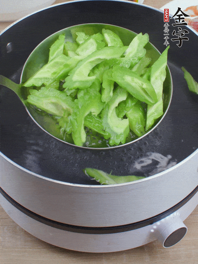 苦瓜去瓤切小塊，開水中加鹽汆燙30秒。