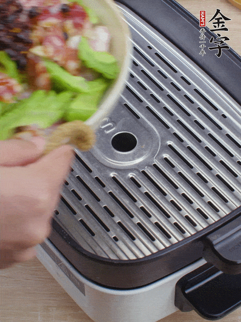 小排、苦瓜、香腸依次碼入，撒上豆豉蒸25分鐘。