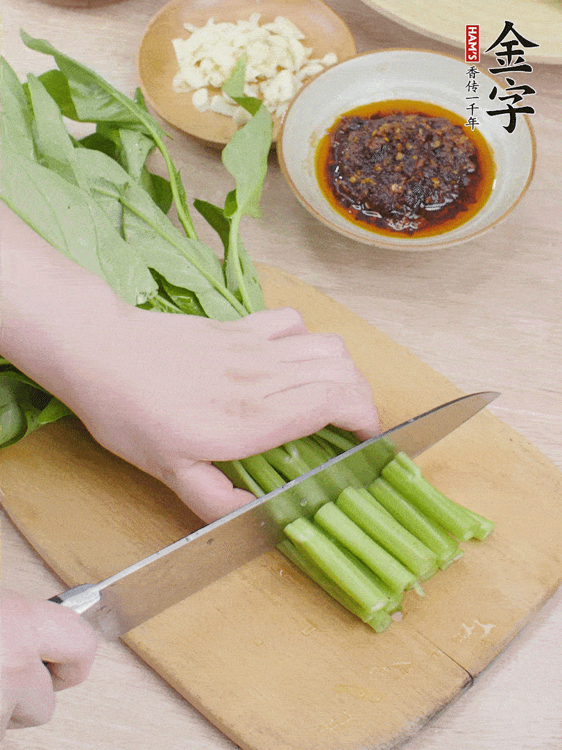 空心菜切段，大蒜拍碎切末。