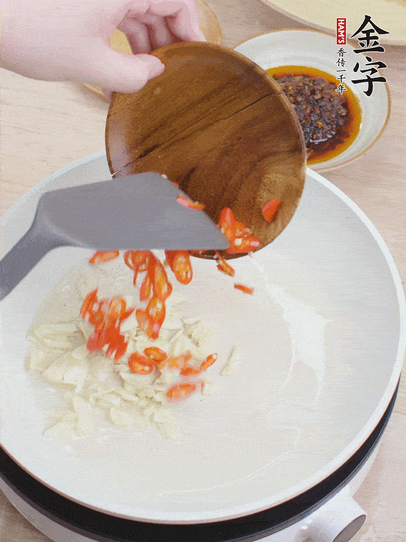 油熱煸香蒜末、辣椒。