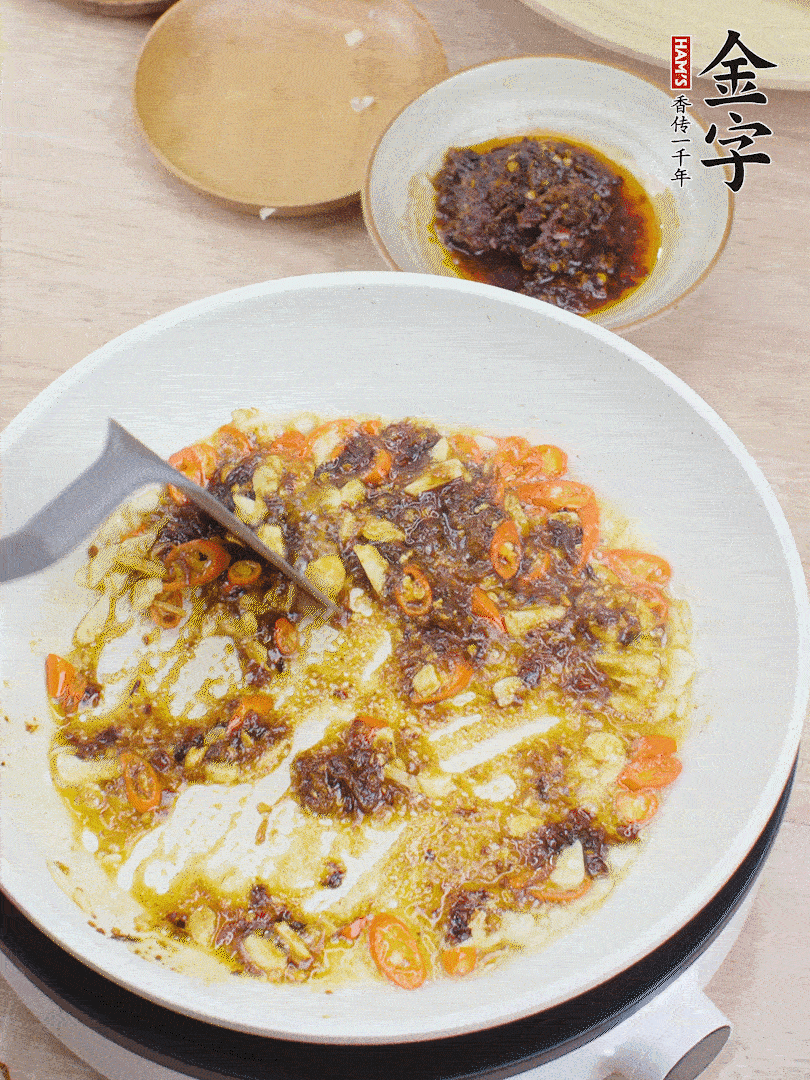 金字火腿干貝醬1勺翻炒均勻。