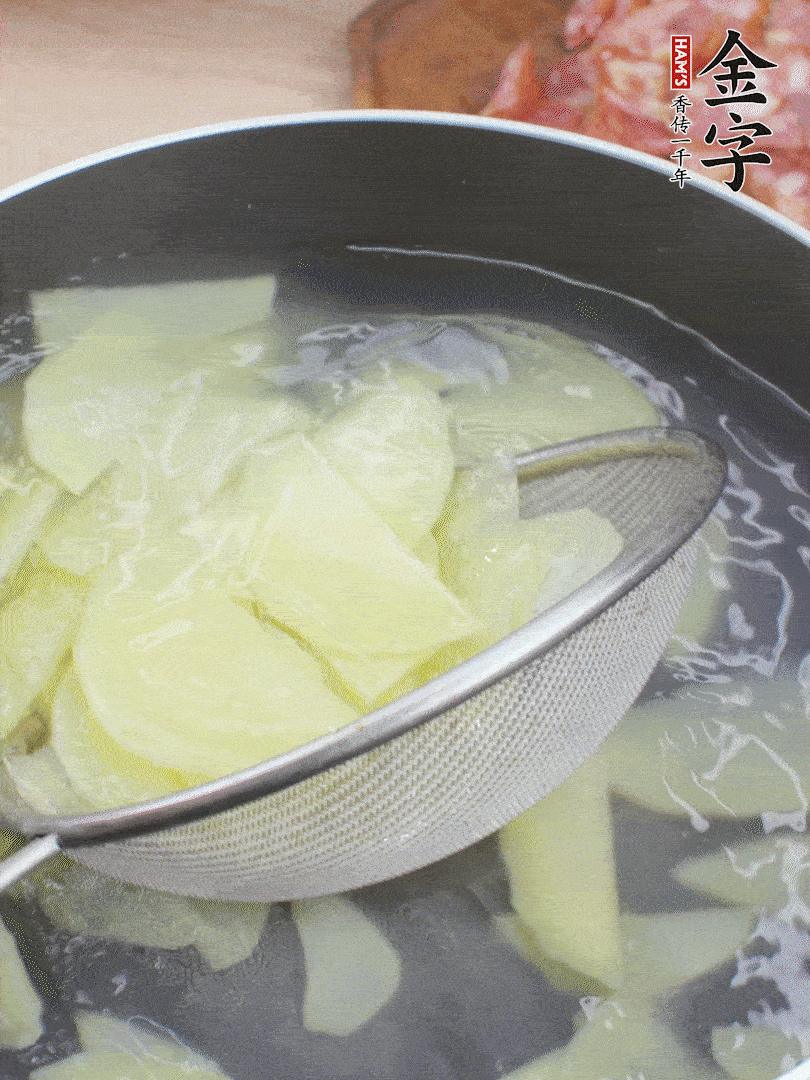 土豆去皮切片，汆燙1分鐘。香腸切薄片。