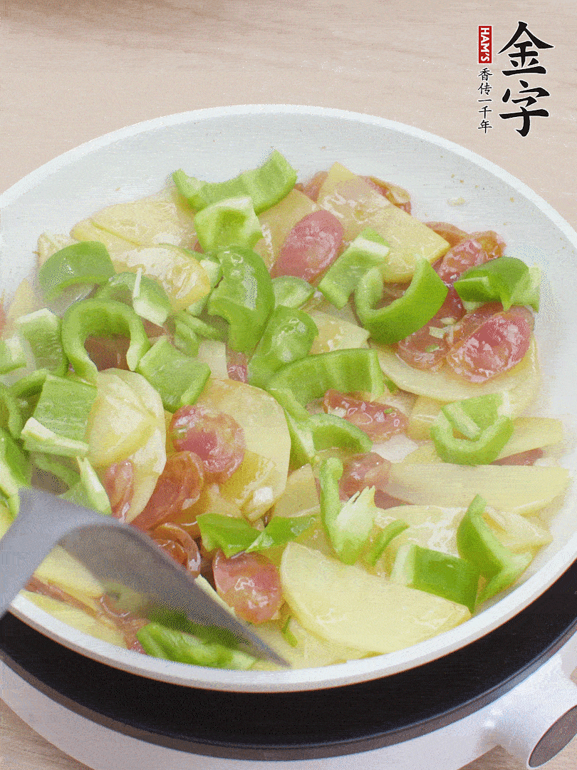 下辣椒翻炒1分鐘。