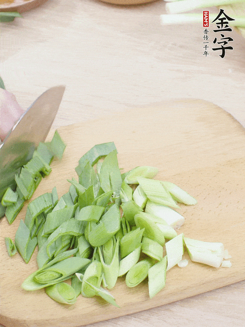 青蒜切段。（蒜白可以拍一下，再斜著切）