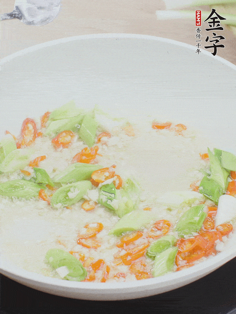 油5成熱時(shí)，下蒜末、辣椒、蒜白煸炒。