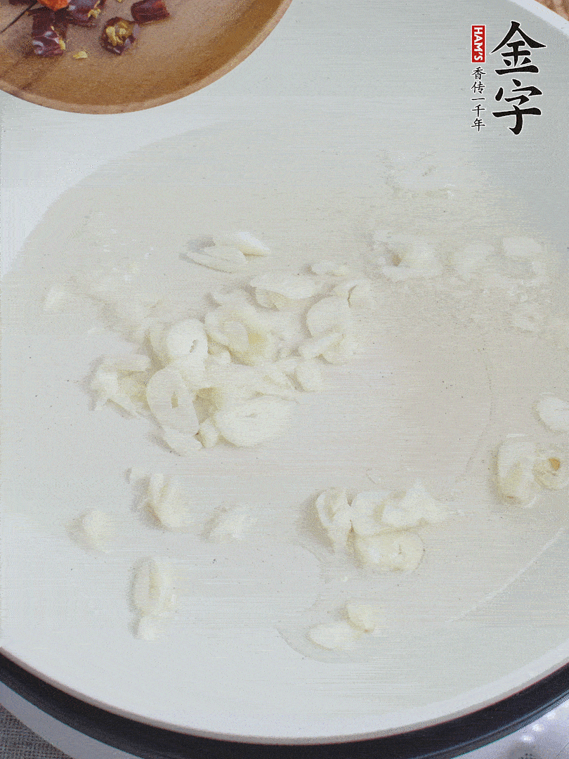 藕去皮，切成1cm見(jiàn)方的丁，放入清水浸泡。美人椒切圈。蒜切成末。