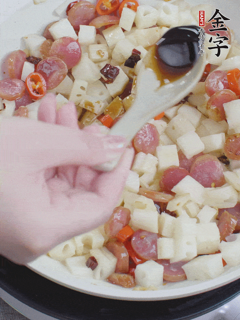 下藕丁，加生抽、香醋、白糖、鹽翻炒均勻。