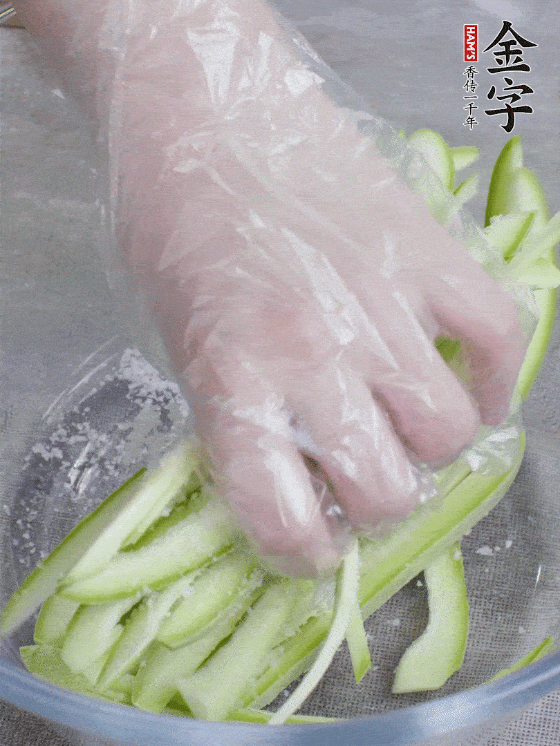 加鹽腌制15分鐘，清洗后擠干水份。