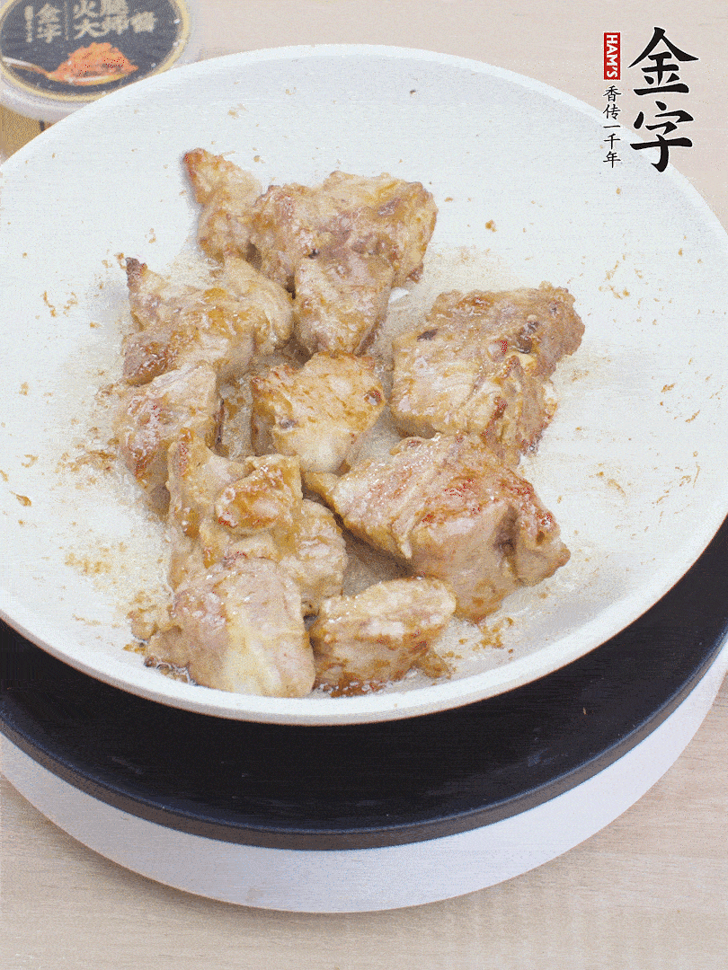 油4成熱，下小排煎炒至邊緣微微發(fā)焦。