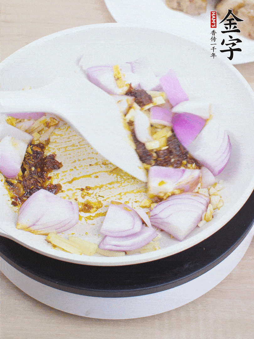 另起一鍋，姜、蒜末、1勺金字火腿大師醬、洋蔥塊炒香。