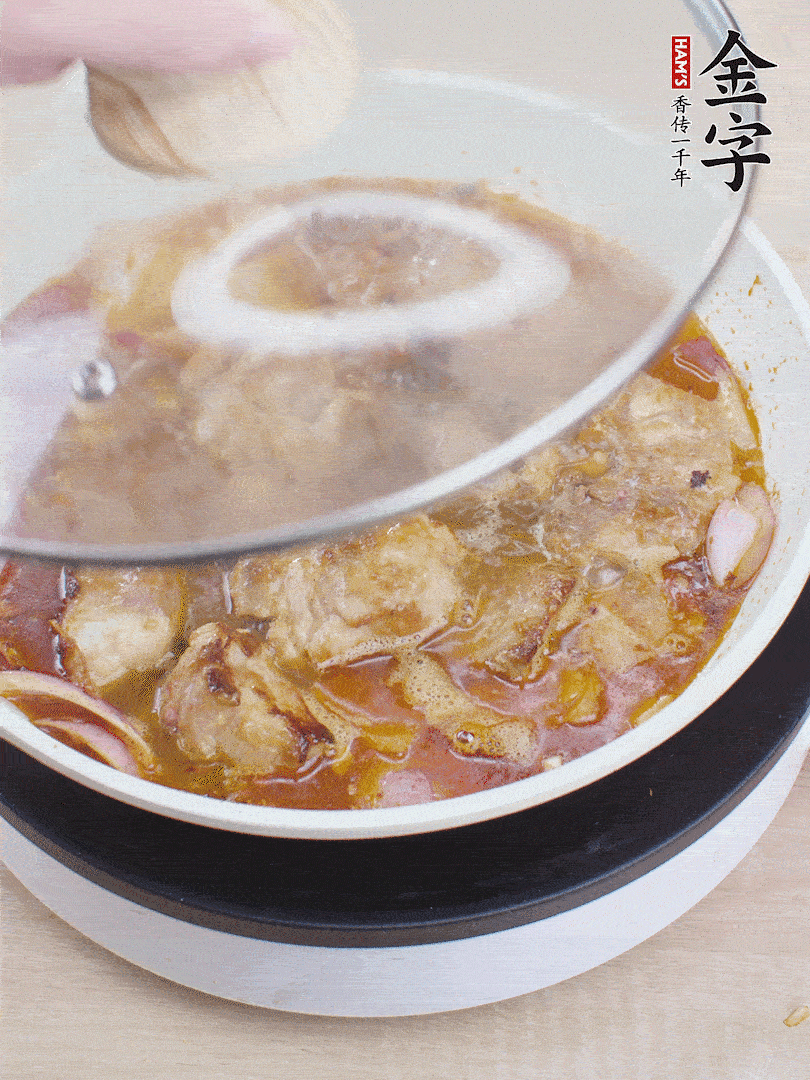 下小排翻炒，加1勺生抽、1點(diǎn)白砂糖和少許水燜2分鐘。