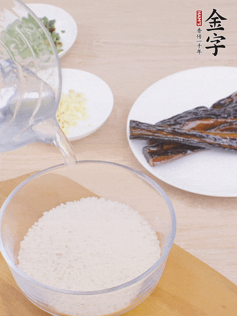 大米提前用清水浸泡1小時(shí)。