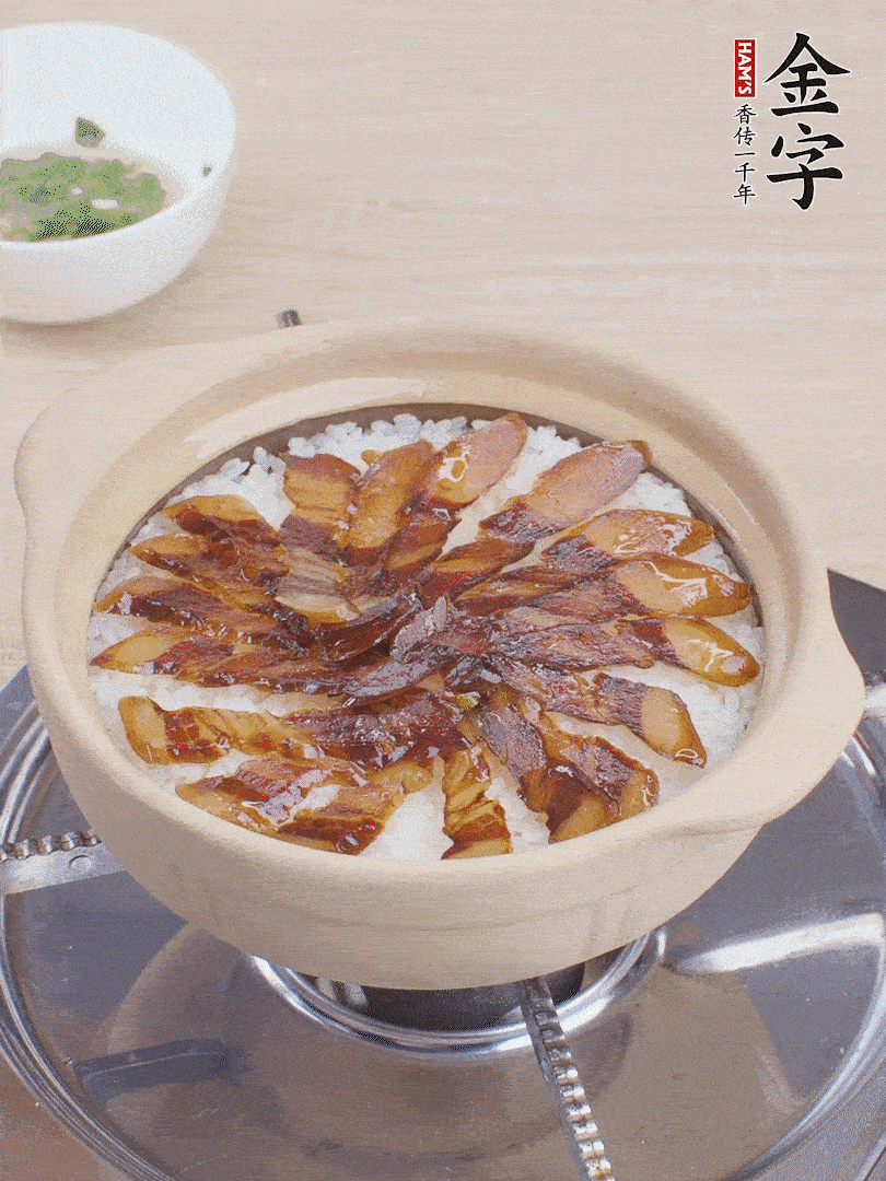 快收水時(shí)，鋪醬油肉，鍋邊淋點(diǎn)油，轉(zhuǎn)動(dòng)砂鍋，燜煮2分鐘。