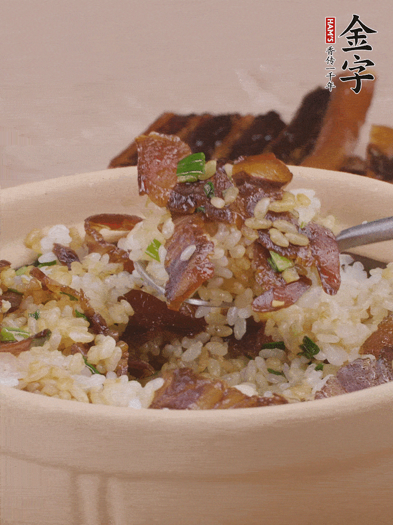 揭蓋后撒點(diǎn)蔥花裝飾，趁熱拌勻。