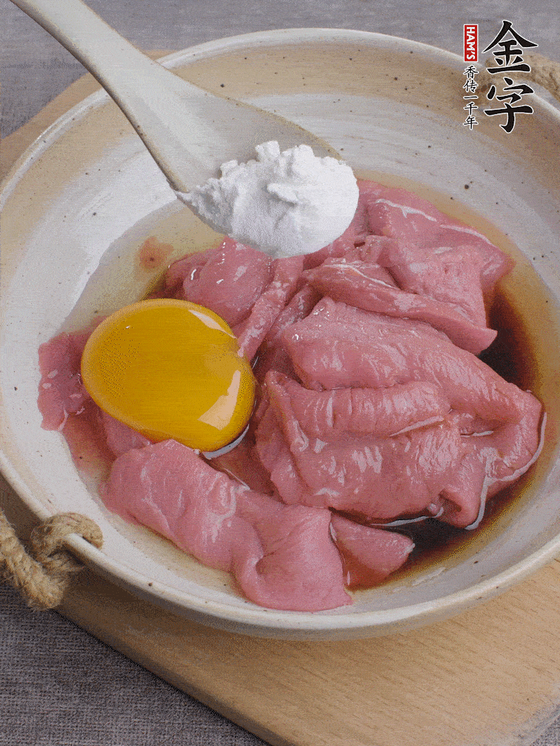 牛肉切片，雞蛋1個、水2勺、料酒1/2勺、生抽1/2勺、生粉1勺腌15分鐘。