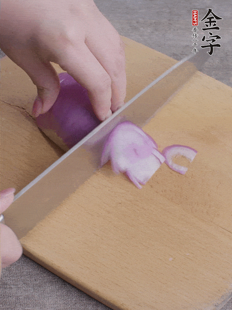 洋蔥切絲、蔥切段。