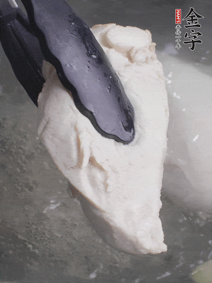 雞胸肉冷水下鍋，加姜片煮熟。過冰水撕成細絲。