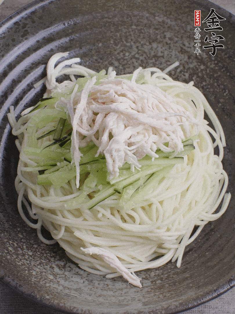 堿水面（熟）倒入大碗中，鋪上黃瓜絲、雞絲。