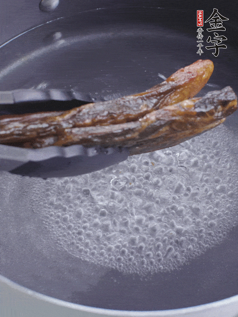 金字醬油肉水煮15分鐘，切薄片。