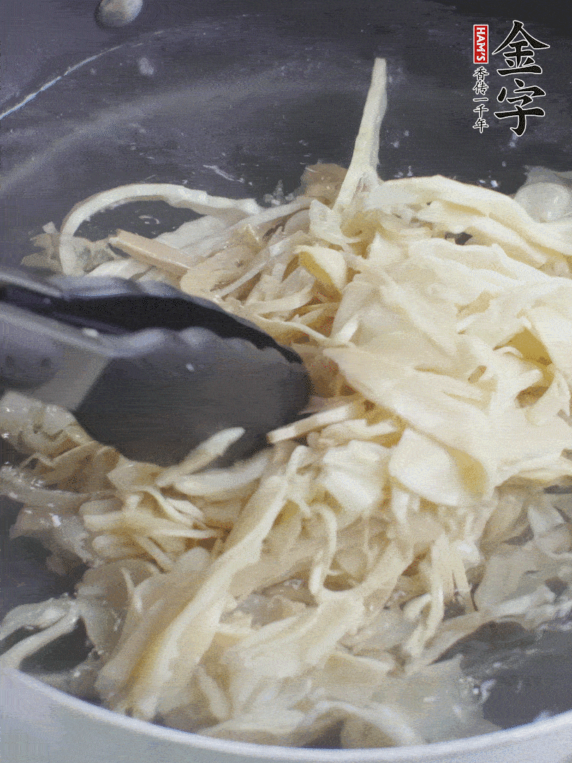 糯米筍焯水1分鐘，過涼水，擠干水份。