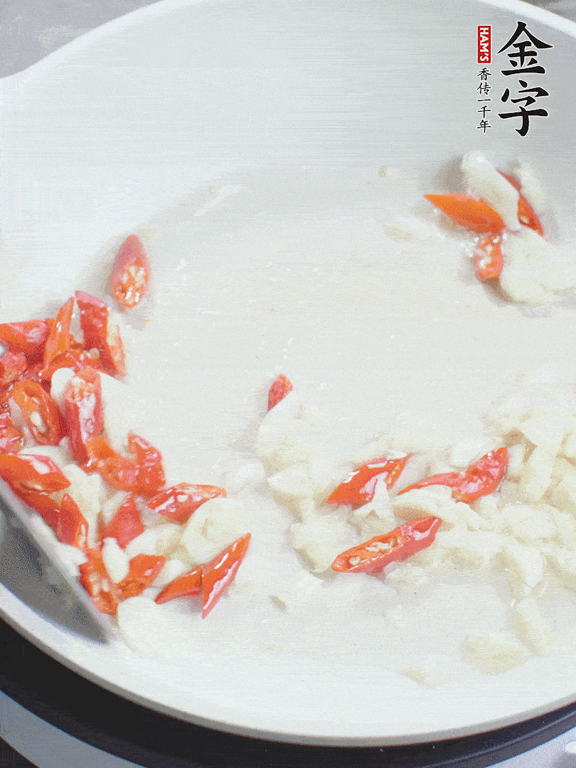 冷鍋熱油，下辣椒、大蒜煸香。