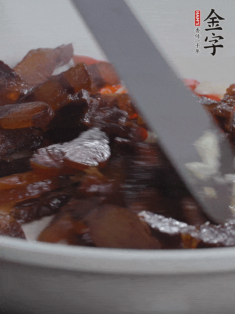 下醬油肉，煸出油脂。