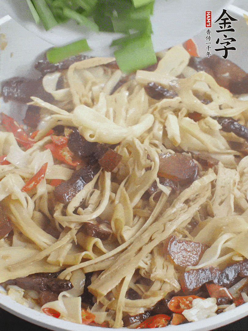 翻炒均勻，下蒜葉。