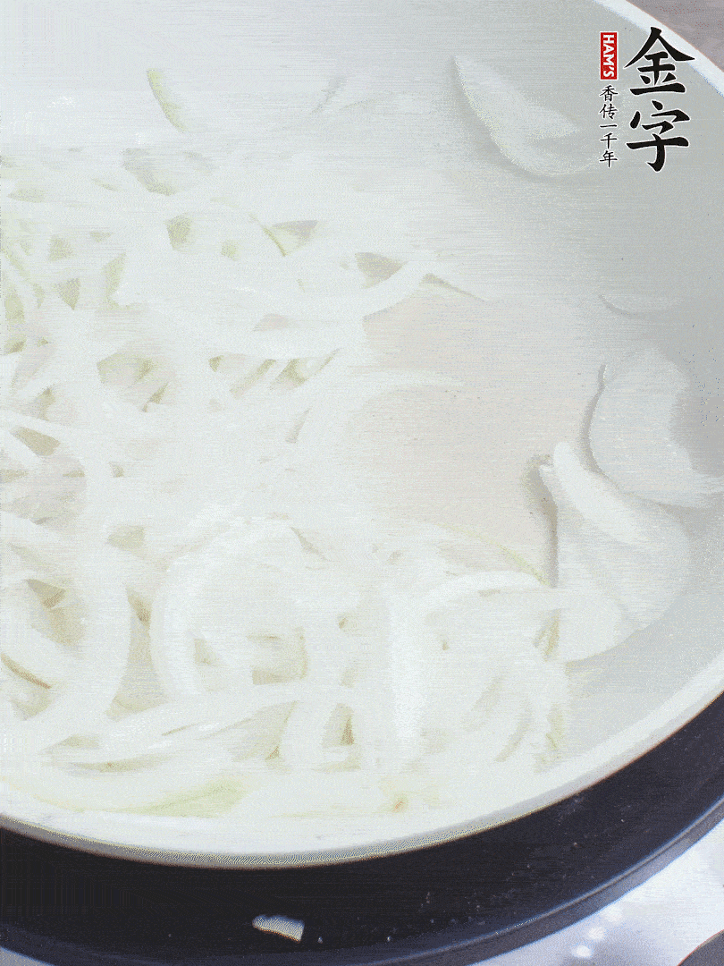 油熱下洋蔥絲、紅椒炒出香味。