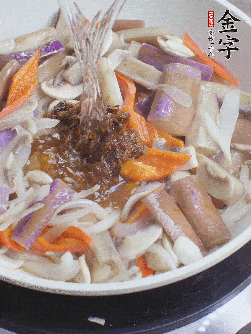 下茄子、口蘑，淋入料汁，加熱水份收干。