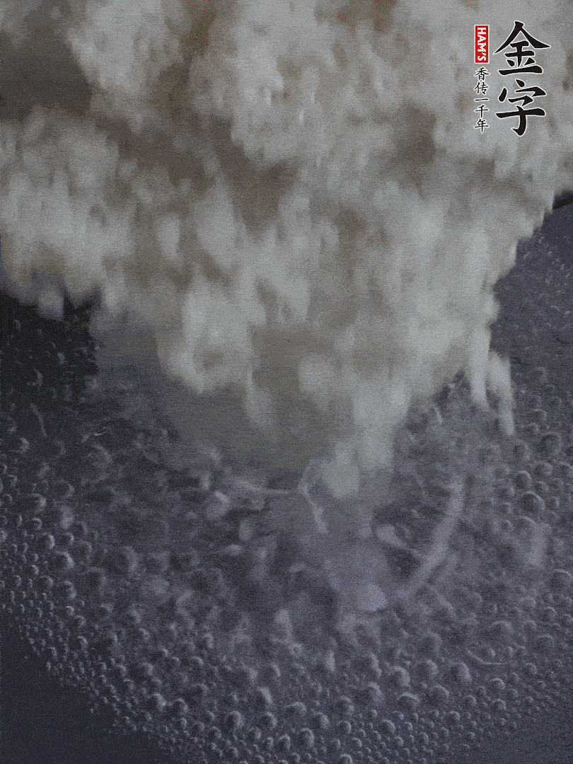 浸泡好的大米，沸水下鍋煮5分鐘，撈出瀝干。