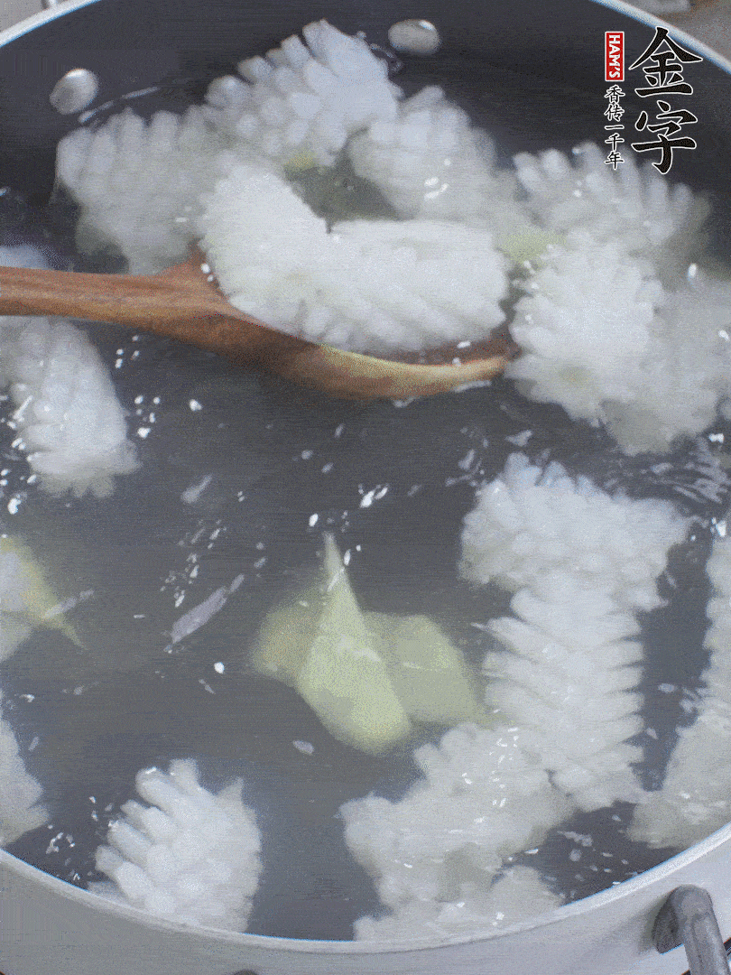 魷魚(yú)解凍后，加姜片、料酒汆燙30秒。