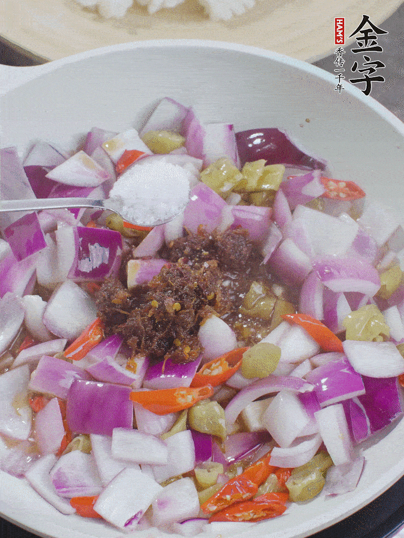 加1大勺金字火腿大師醬、2勺生抽、1勺糖，翻炒。