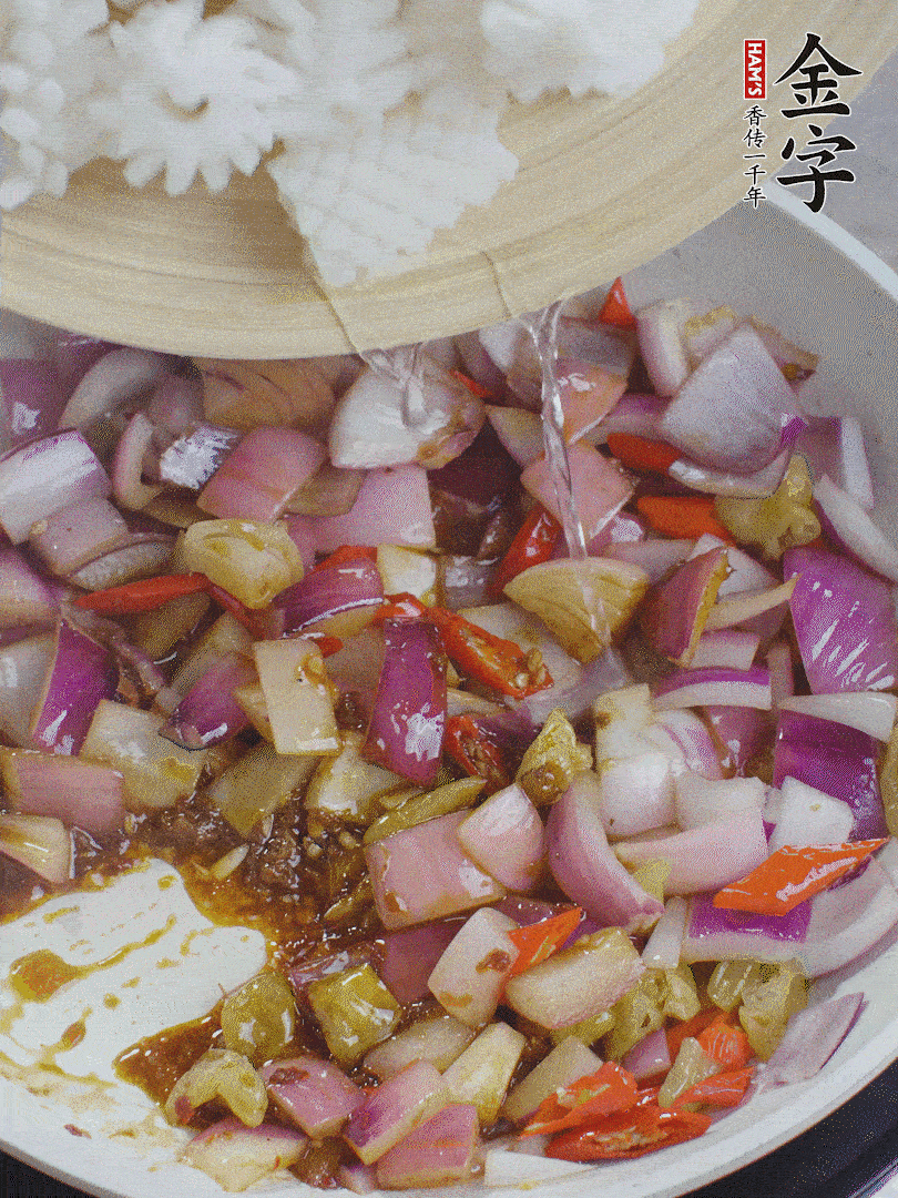 下魷魚(yú)花，2勺料酒炒勻。