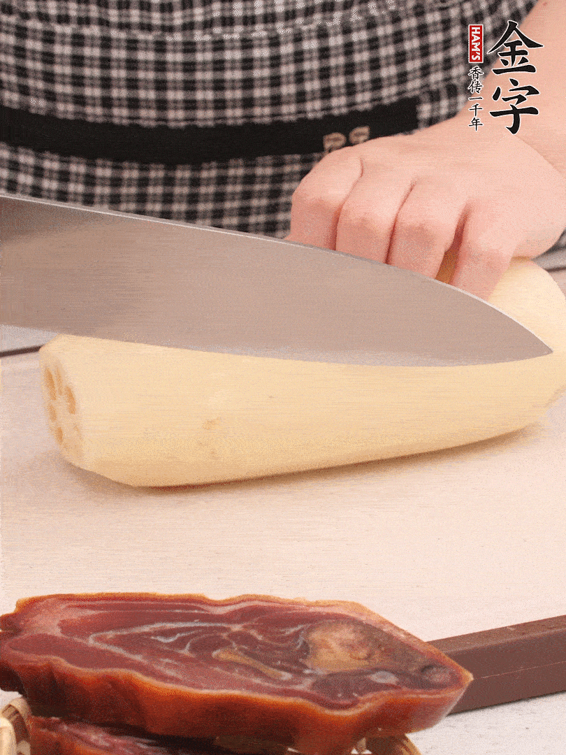 蓮藕削皮切塊。