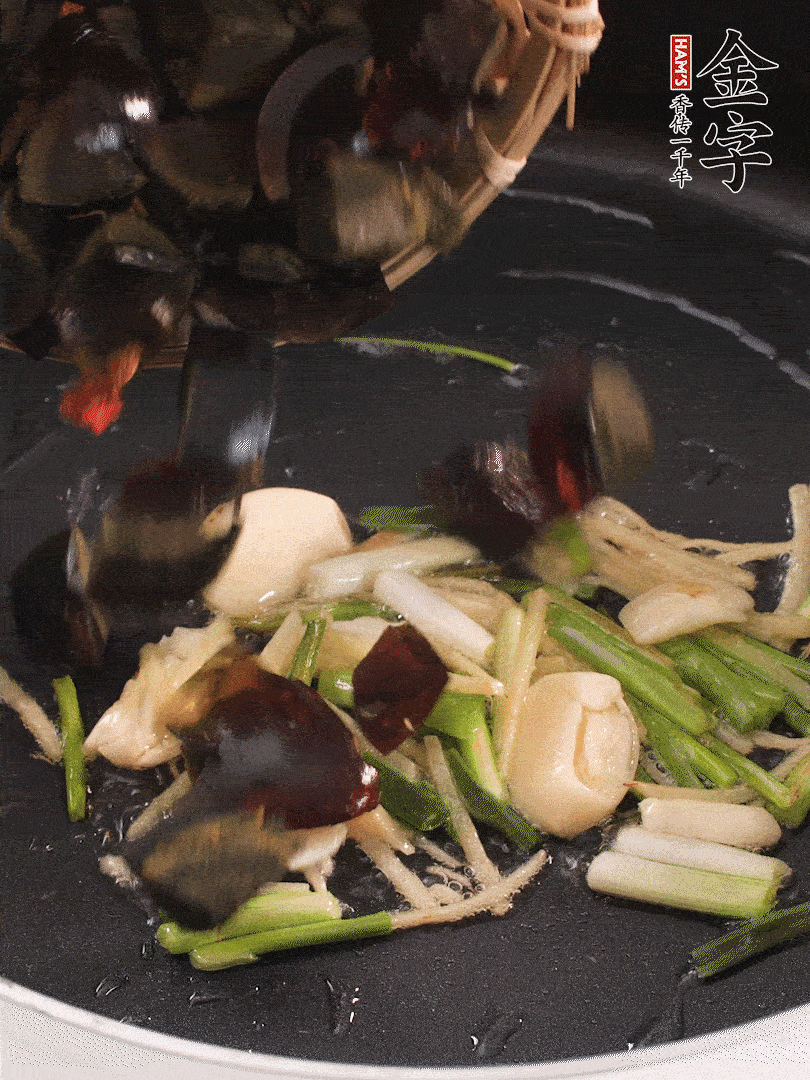 熱油爆香蔥姜，放入皮蛋翻炒至氣泡。