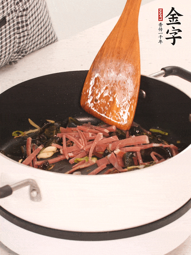 加入火腿煸炒一會(huì)，倒入開(kāi)水燉煮15分鐘。