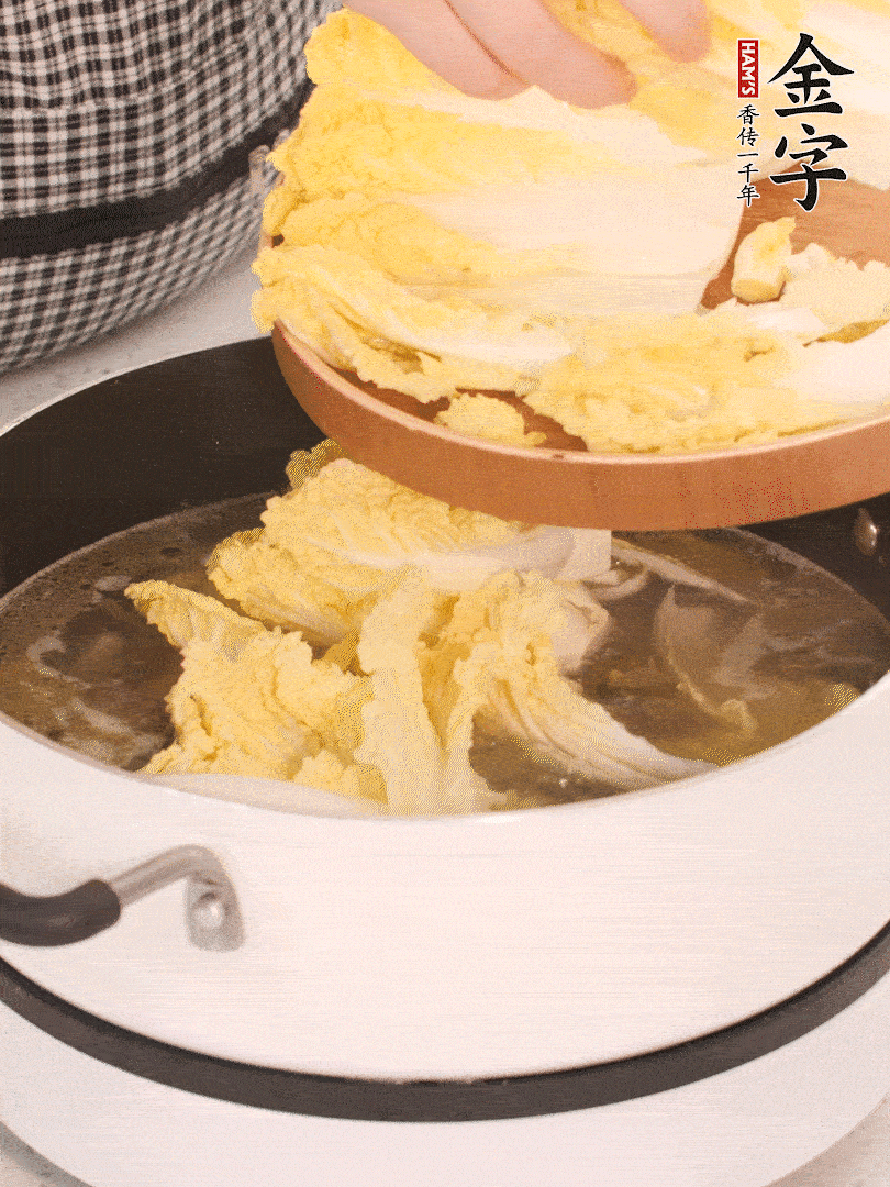 放入娃娃菜、金針菇再燉煮5分鐘。