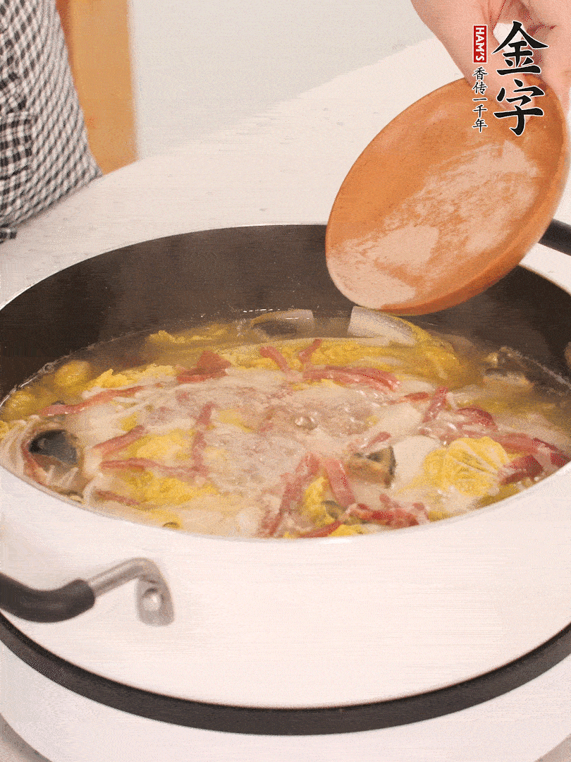 加適量的白胡椒調(diào)味。