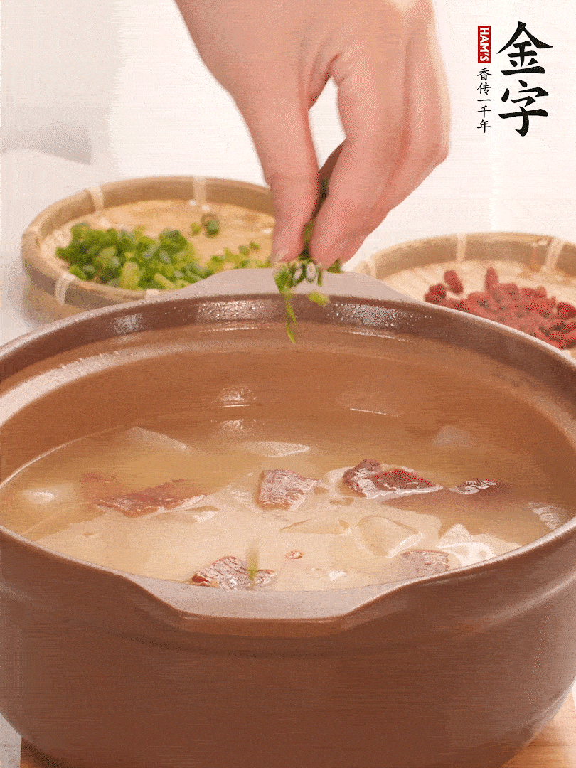 最后點(diǎn)綴點(diǎn)小蔥花、枸杞，增色提味。