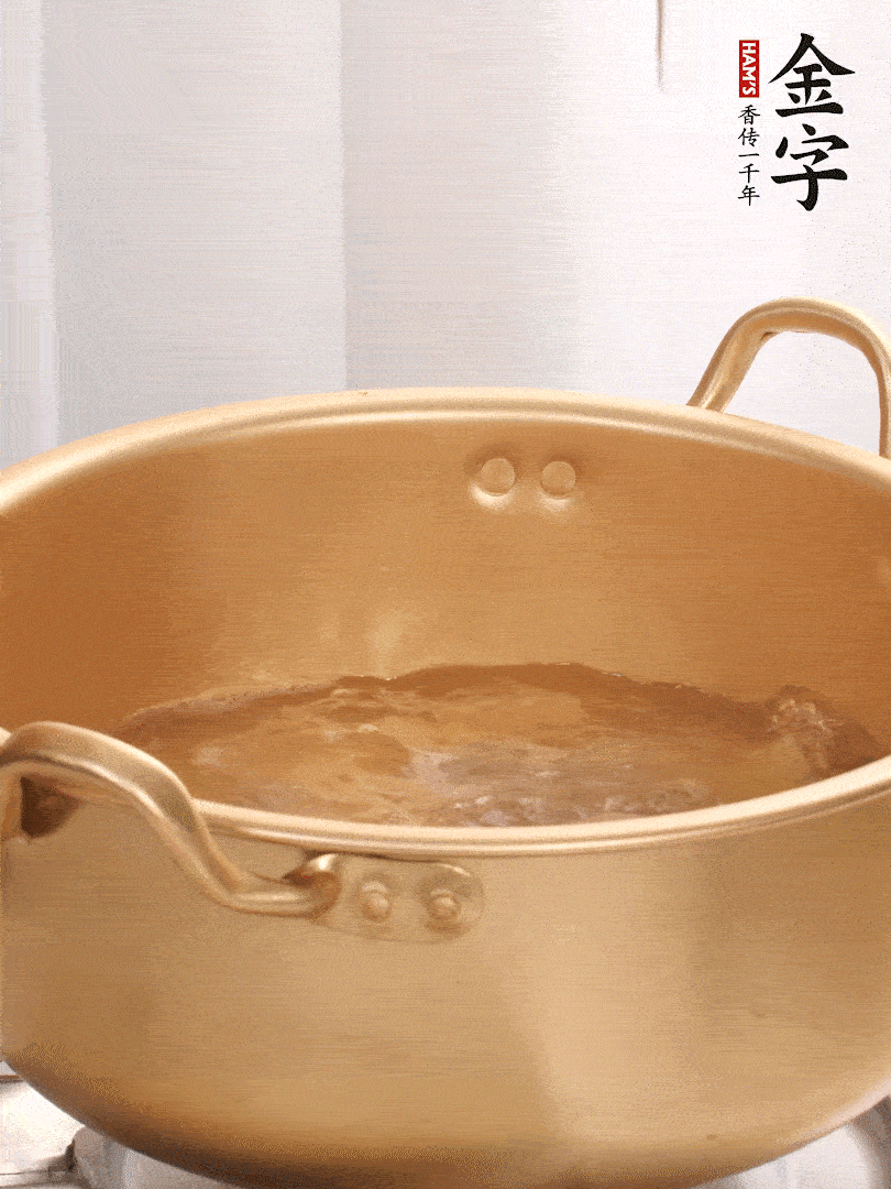 排骨加姜片、料酒，冷水下鍋焯水，撇去浮沫。