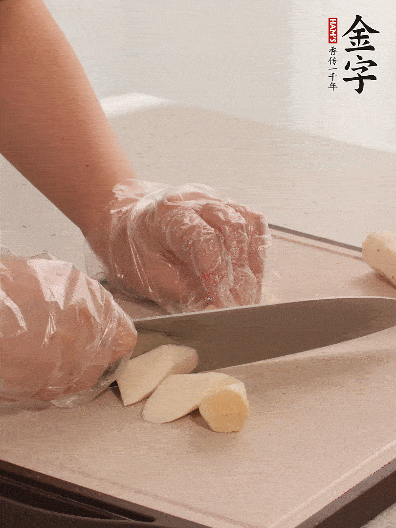 鐵棍山藥洗凈削皮，切斜刀塊。