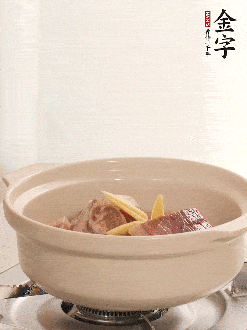 湯鍋放入排骨、火腿、姜，加適量水。煮開后轉(zhuǎn)小火燉40分鐘。