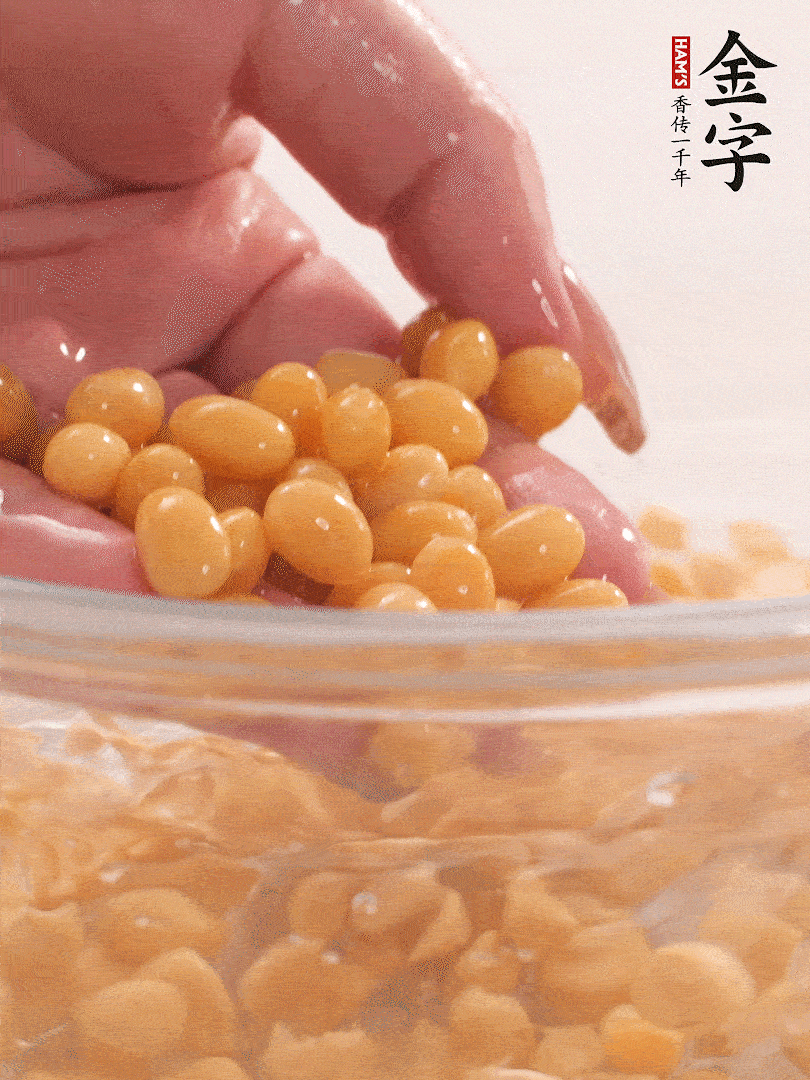 黃豆浸泡2小時，充分泡發(fā)，挑出干癟的不要。