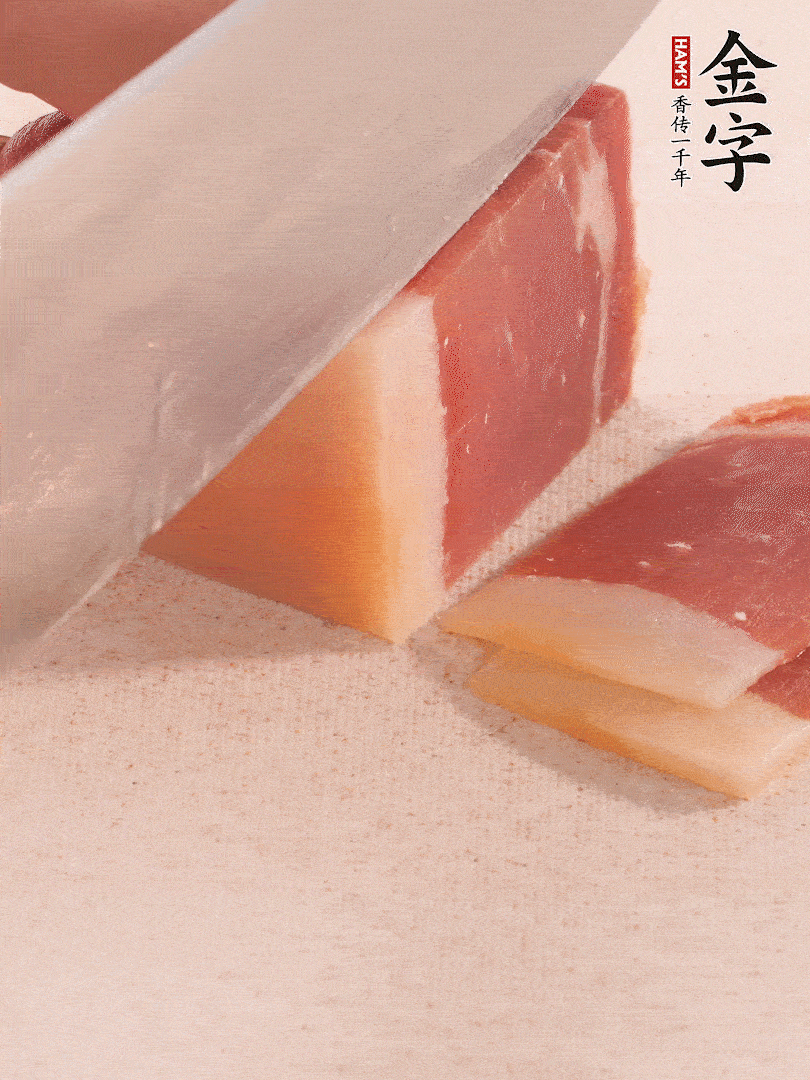 金字火腿切片，溫水浸泡5分鐘。